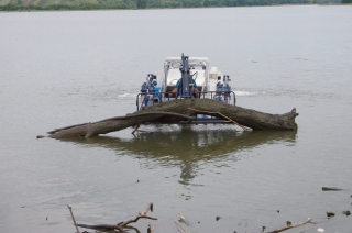 vycistit jezero, odbahneni jezera, odbahneni rybniku, cisteni rybníku, odpad v jezere, koseni bagrem, čisté jezero, kosení jezer, čistení jezier, zber odpadu