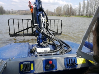 vycistit jezero, odbahneni jezera, odbahneni rybniku, cisteni rybníku, odpad v jezere, koseni bagrem, čisté jezero, kosení jezer, čistení jezier, zber odpadu