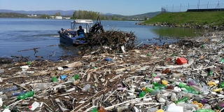 vycistit jezero, odbahneni jezera, odbahneni rybniku, cisteni rybníku, odpad v jezere, koseni bagrem, čisté jezero, kosení jezer, čistení jezier, zber odpadu