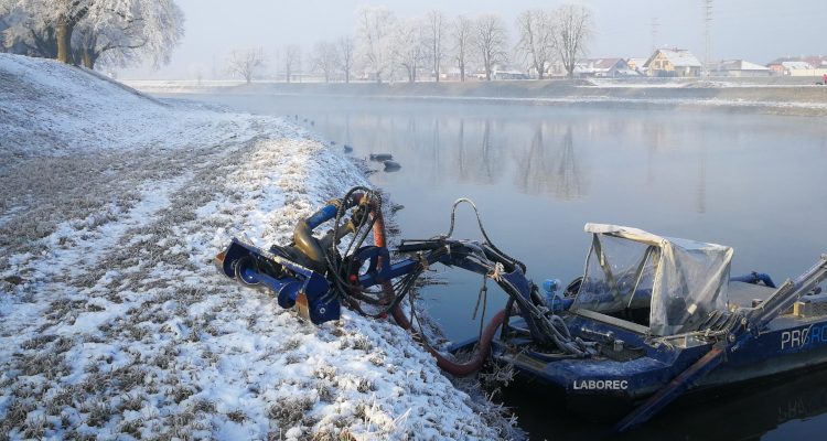 Uherské Hradiště, ťažba sedimentu, Laborec ,Dredge Prince, čisté jazero